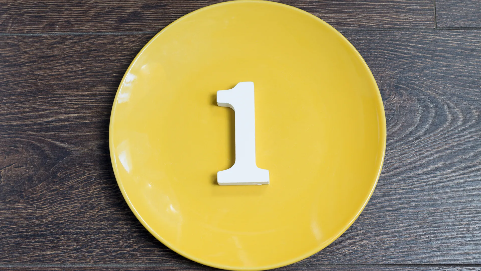 Yellow plate with white number 1 in the center
