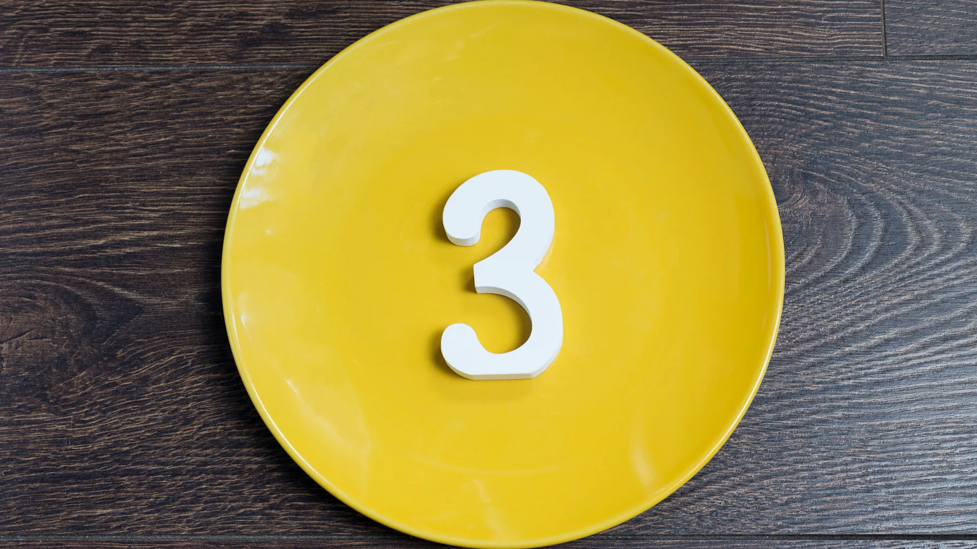 Yellow plate with white number 3 in the center